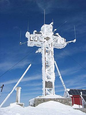LA CRUZ DEL PIENZU DOMINA LA MONTAÑA DEL SUEVE