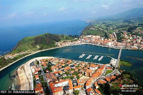 fotografia aerea del puerto de ribadesella